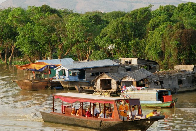 Kompong Khleang Floating Village from Siem Reap - Boarding a traditional boat on Tonle Sap