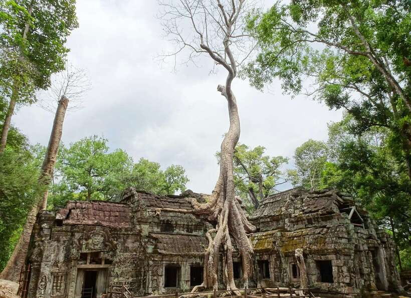 Luxury Private 2-Day Angkor Wat with English or German Guide - Phnom Bakheng sunset and the access limits