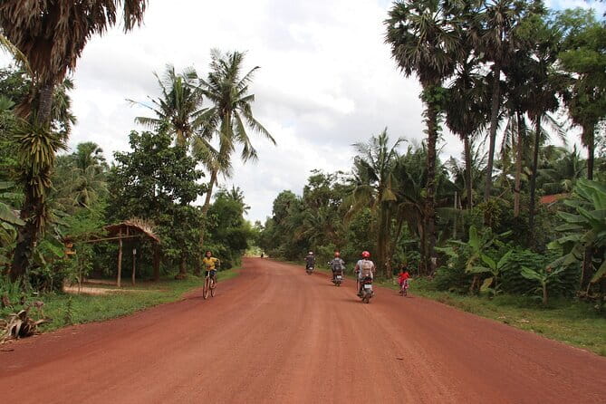 Motobike Countryside Adventure - Full day with lakeside lunch - Starting at 8:30 in Siem Reap