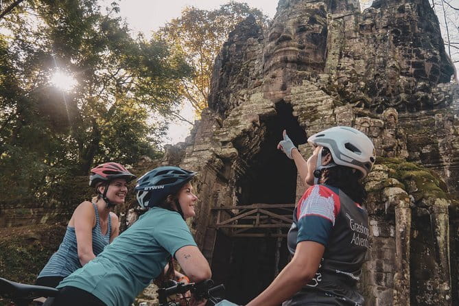 Motobike Countryside Adventure - Full day with lakeside lunch - A traditional market and a Buddhist pagoda