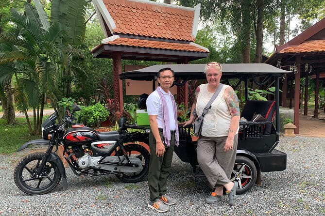 Night Street Tour in Siem Reap - Guides, group size, and the feel of the evening