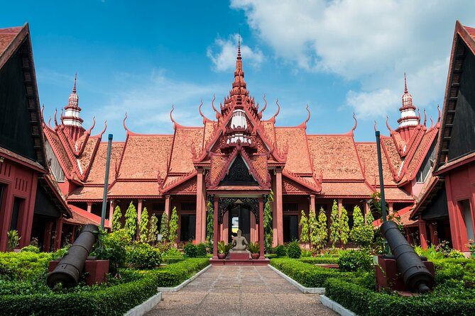 One Day Private Guide Tours History in Phnom Penh Incl. admission - Wat Phnom: A Small Hill With a Big Name