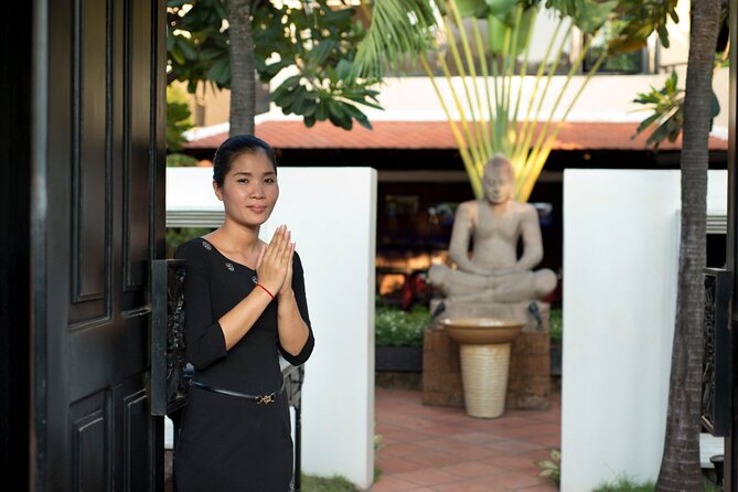 One Day Private Guide Tours History in Phnom Penh Incl. admission - Wat Ounalom and Central Market: A More Everyday Phnom Penh