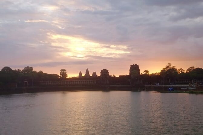 One Day Sunrise Private Tour at Angkorwat with Major Temples - Transport, food, and the shape of the day