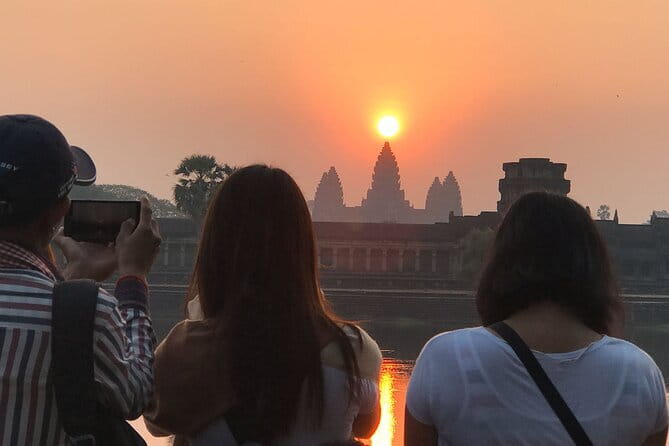 One Way Siem Reap Airport Pick Up or Airport Transfer - Water, Cold Tissues, and Small Comforts