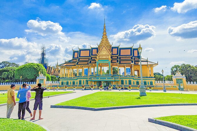 Oudong Mountain and Phnom Penh Full Day Private Tour - Wat Phnom and the city’s national symbols