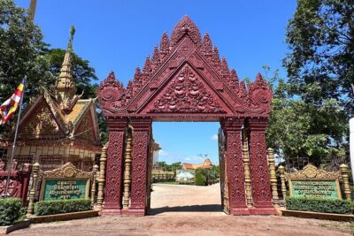 Oudong Mountain History and Pagoda Tour