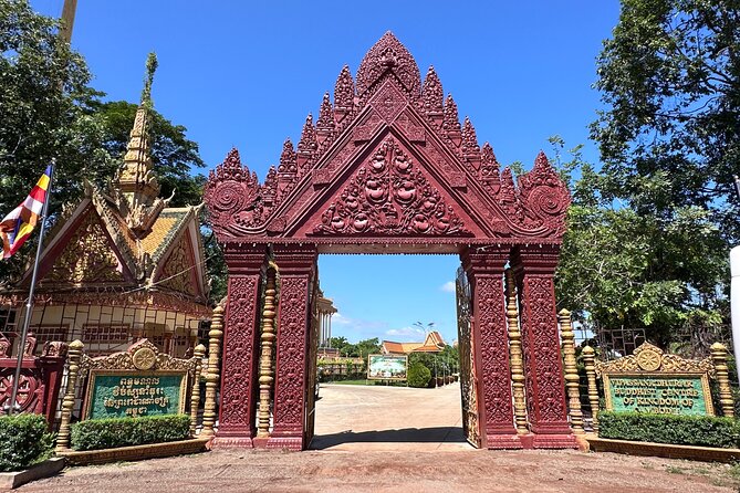Oudong Mountain History and Pagoda Tour - Watching silversmiths at Kampong Luong