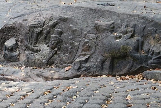 Personalised Angkor Wat Sunrise Off-the-Beaten Track Tour - Bayon’s smiling stone faces