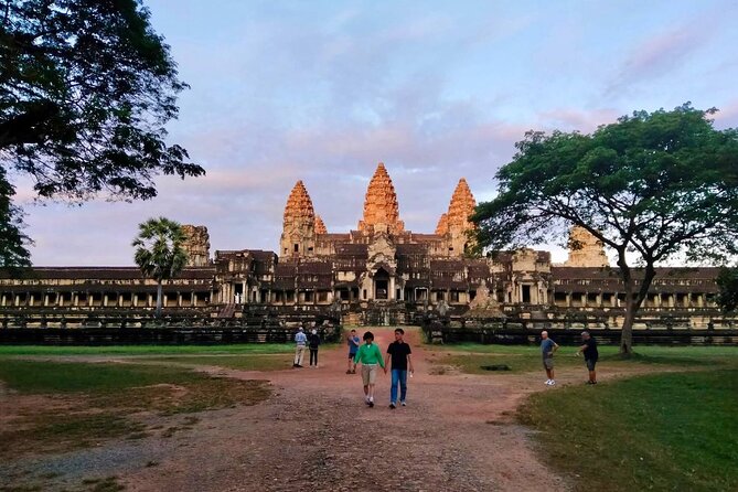 Phnom Penh Airport (KTI) to Siem Reap, Safe Reliable Taxi Driver - Choosing between a car-SUV and MPV minivan