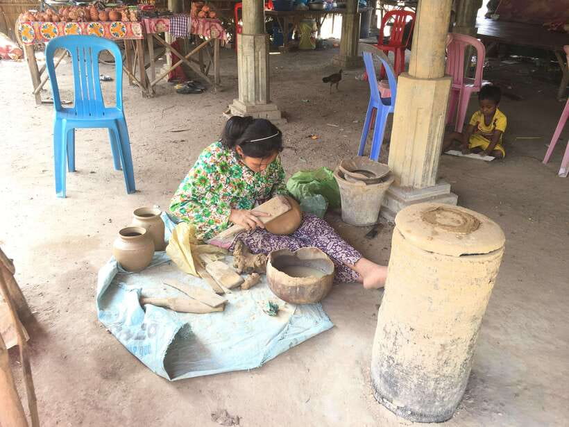 Phnom Penh - Battambang Transfer Plus Stop Sightseeing - Oudong Mountain and the royal necropolis