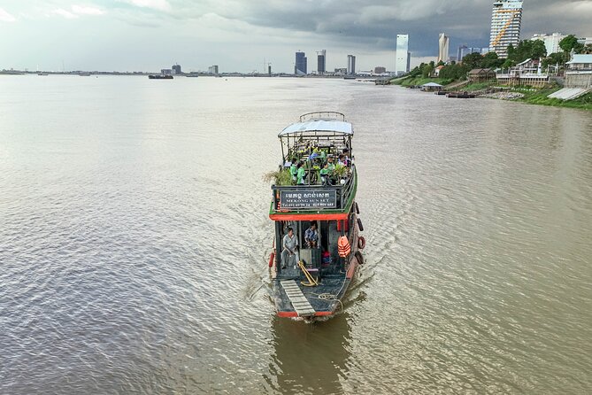 Phnom Penh Bike & Boat Sunset Tour / E-Bike Available - Traditional silk weaving at the Silk House