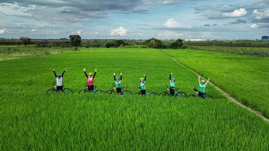 Phnom Penh: Bike & Boat Tour / E-Bike Available - Meeting village life on Mekong Island
