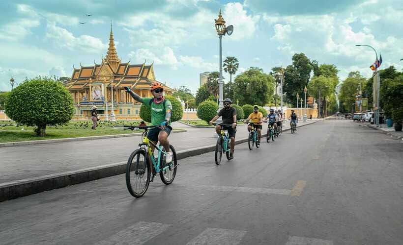 Phnom Penh: Bike & Boat Tour / E-Bike Available - The silk house and traditional weaving