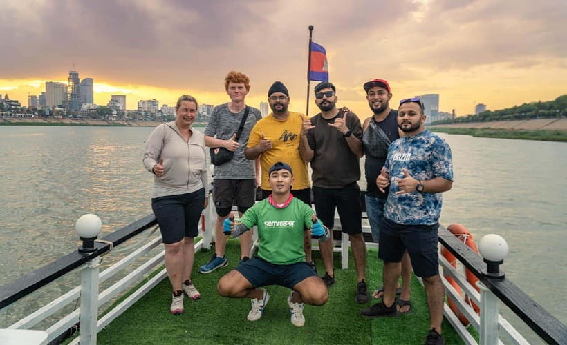 Phnom Penh: Bike & Boat Tour / E-Bike Available - Small lanes and the first café stop