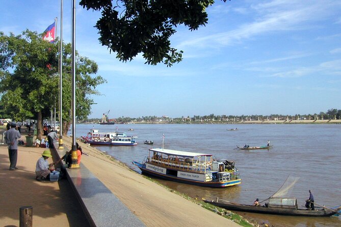 Phnom Penh Full Day Private Tours - Independence Monument and Phnom Penh’s public spaces