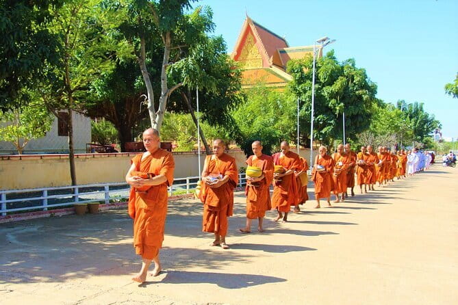 Phnom Penh: Highlights Tour Including National Museum - Central Market and everyday Phnom Penh