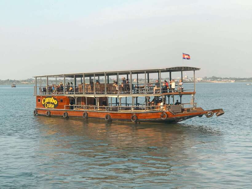 Phnom Penh: Mekong Sunset Dinner Cruise with Live Music - Why this two-hour Mekong cruise works so well