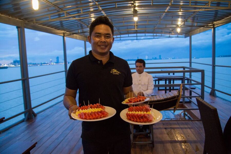 Phnom Penh: Mekong Sunset Dinner Cruise with Live Music - Dinner: what the $9 package really gives you