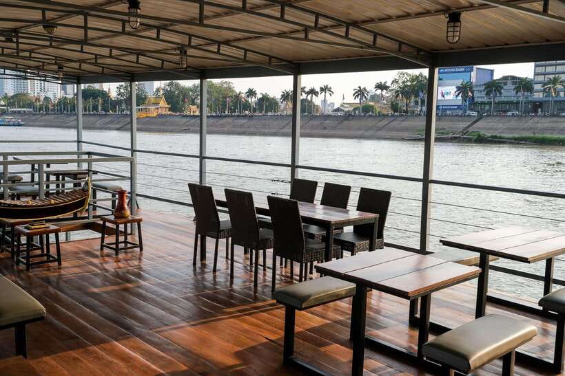 Phnom Penh: Mekong Sunset Dinner Cruise with Live Music - Khmer music turns dinner into a cultural evening
