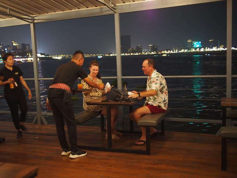 Phnom Penh: Mekong Sunset Dinner Cruise with Live Music - Service, families, and different kinds of visitors