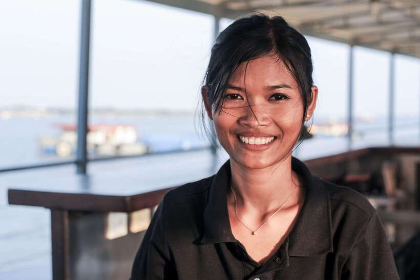 Phnom Penh: Mekong Sunset Dinner Cruise with Live Music - Choosing between the 5pm sunset and 7pm city-lights sailings