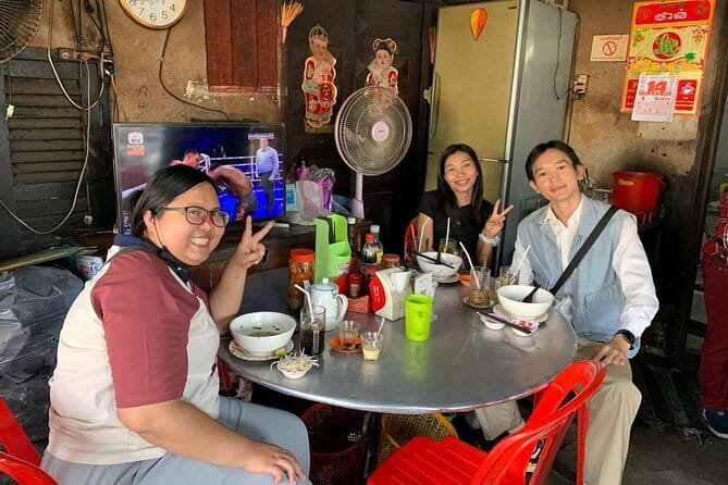 Phnom Penh Morning Breakfast, Market and Art Tour by Tuktuk - Stop one: seeing Phnom Penh from a tuk-tuk