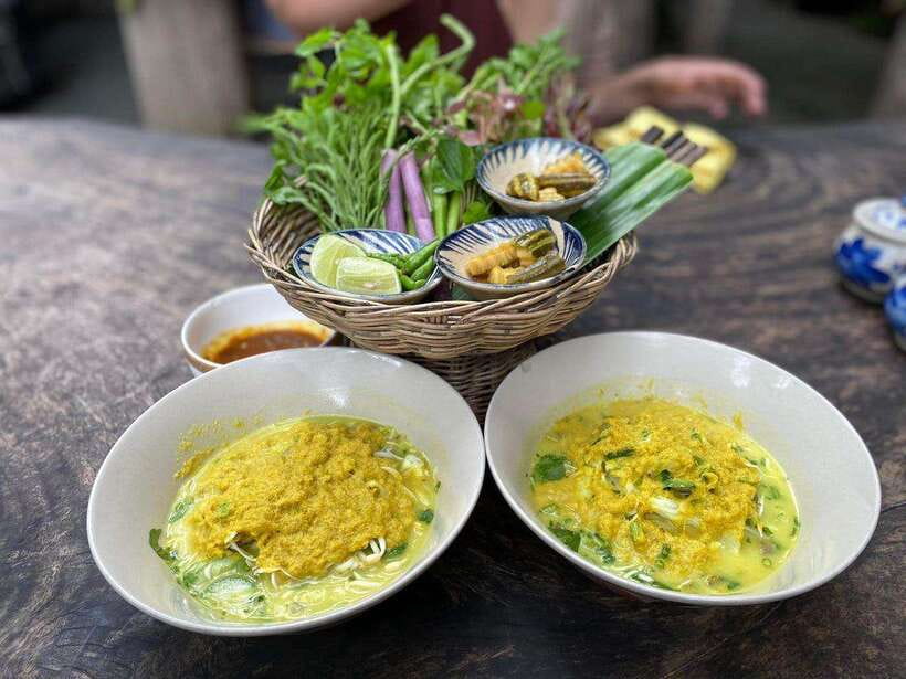 Phnom Penh: Morning Foodie, Market Walking & Street Art Tour - Reading a city through Central Market