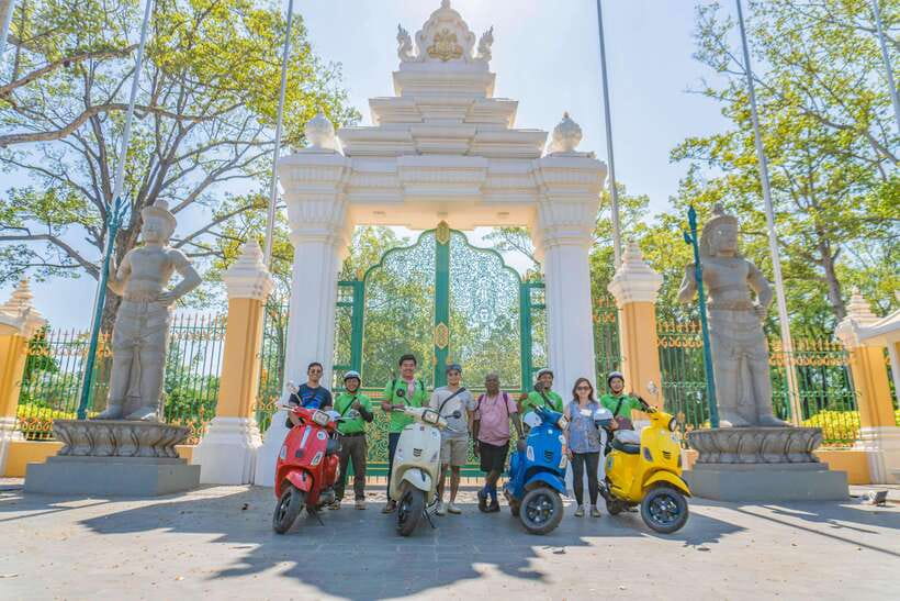 Phnom Penh: Morning Foodie, Market Walking & Street Art Tour - Coffee, tea, and lunch at Wat Botum Park