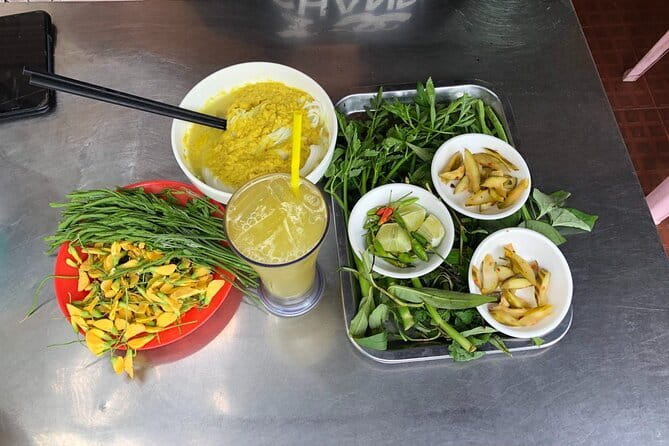 Phnom Penh Night City Highlights & Local Food tour by Tuktuk - Beer and Conversation at Bassac Lane