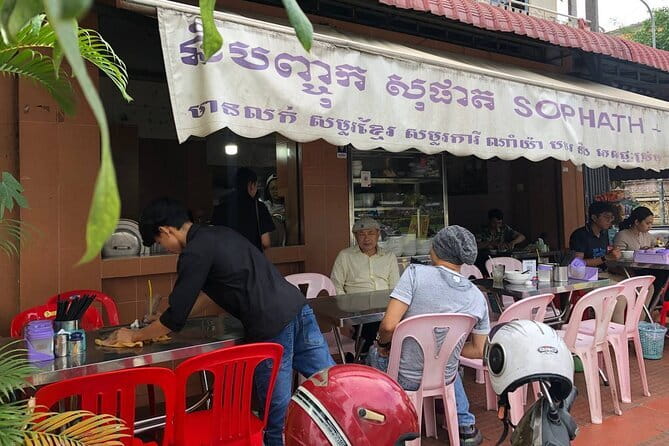 Phnom Penh Night City Highlights & Local Food tour by Tuktuk - Sophath and the Green Fish Paste Noodle Soup