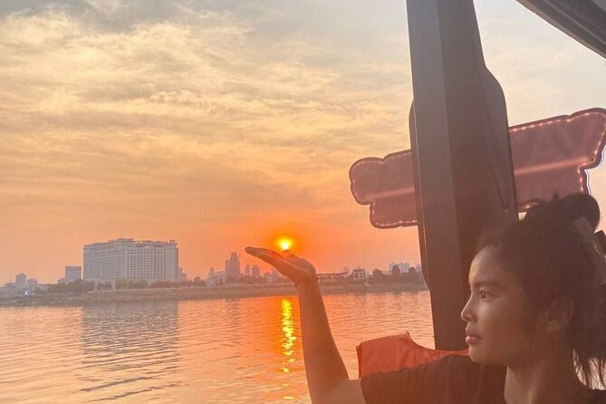 Phnom Penh: Sunset Cruise-Free Beers-Sodas-BBQ Buffet-fruit plate - Why this short cruise works in Phnom Penh