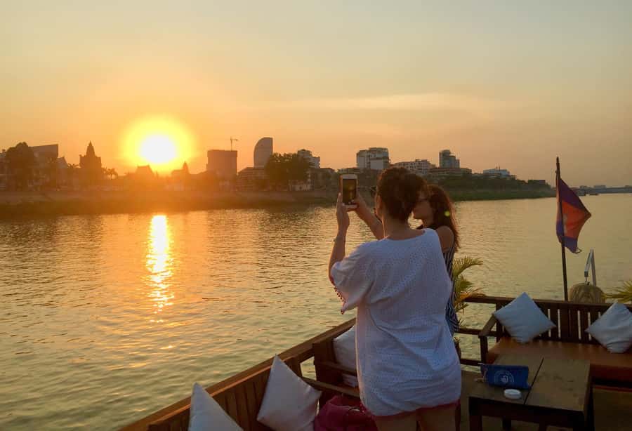 Phnom Penh: Sunset Cruise with Unlimited Beer &Fruit platter - What the cruise reveals about life along the river