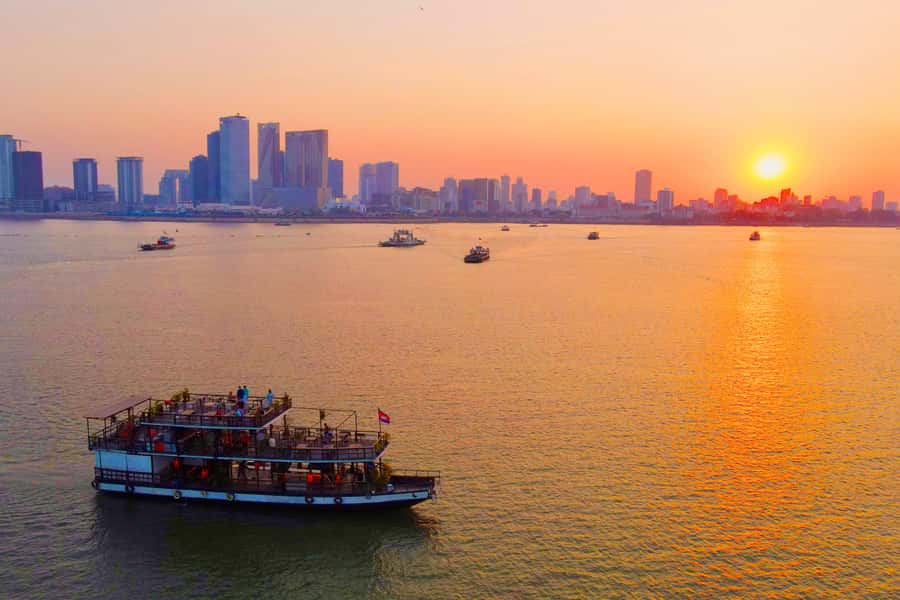 Phnom Penh: Sunset Cruise with Unlimited Beer &Fruit platter - The tuk-tuk pickup and getting to the boat