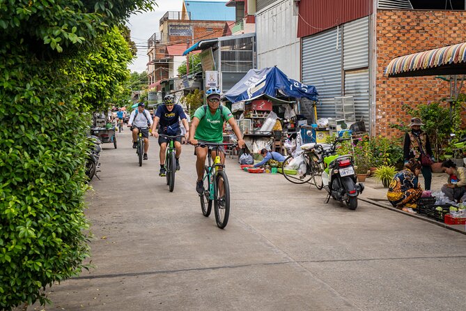 Phnom Penh to Silk Island Sunset Bike Tour/ E-Bike or Tuk Tuk - Meeting Silk Island’s weavers