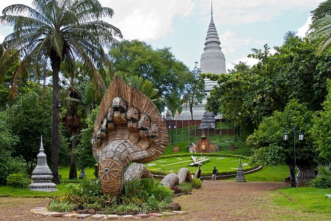 Phnom Penh Tours and Mekong River cruise - National Museum: a short introduction to Khmer art