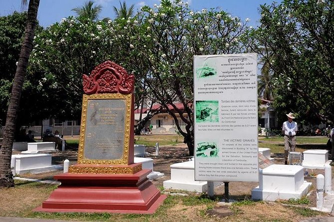 Phnom Penh Vital Discovery-Full Day Tour (Including all services) - Independence Monument in a 15-minute stop