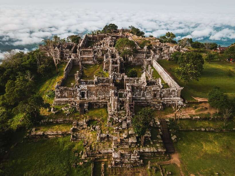 Preah Vihear: Full-Day Preah Vihear and Koh Ker Temple Tour - Reading the entrance pavilions and carvings