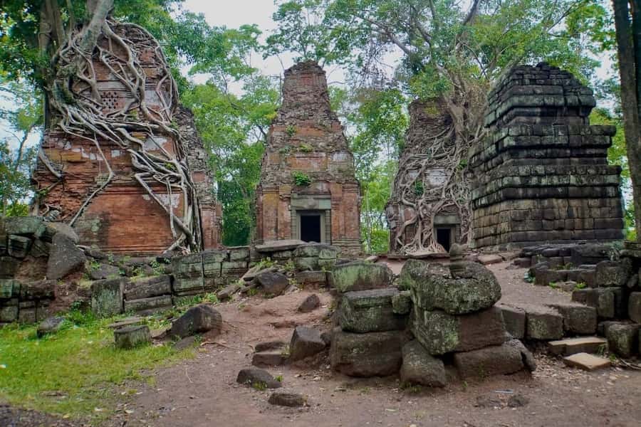 Preah Vihear Temple Koh Ker & BengMealea Tour from Siem Reap - Prasat Pram adds atmosphere to the middle of the day