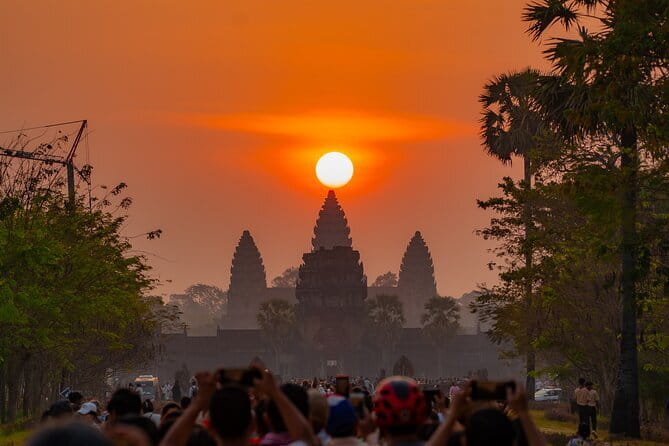 Private Angkor Wat Sunrise Guide Tour include Breakfast and Snack - What the private tuk-tuk format feels like