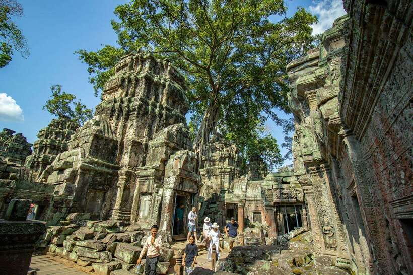 Private Angkor Wat Sunset Tour with Lunch and Snack Included - Phnom Bakheng: sunset with a demanding finish