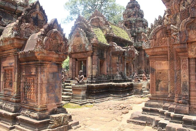 Private Banteay Srei and 4 Temples Guided Tour - The guide can turn stonework into a story