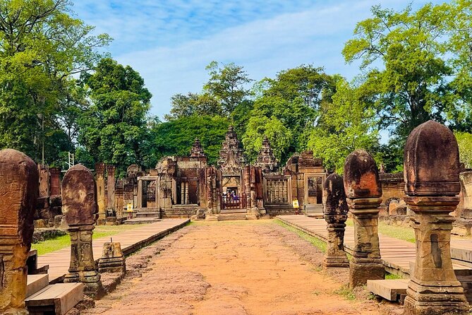 Private Banteay Srei Kbal Spean Tours and Landmine museum - Banteay Srei: small scale, astonishing detail