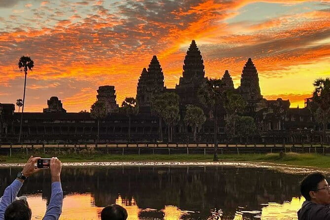 Private Kbal Spean Trekking Tour with Banteay Srei - Banteay Samre, a smaller Angkor Wat-style temple