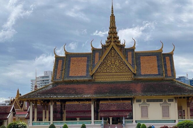 Private Phnom Penh Tour: Royal Palace & Killing Fields - Independence Monument and the King Father statue