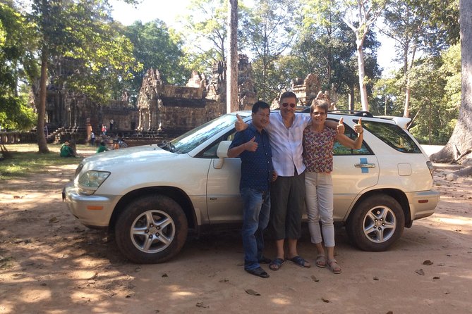 Private taxi transfer Siem Reap to Phnom Penh - Choosing between the Lexus RX300 and the larger minivan