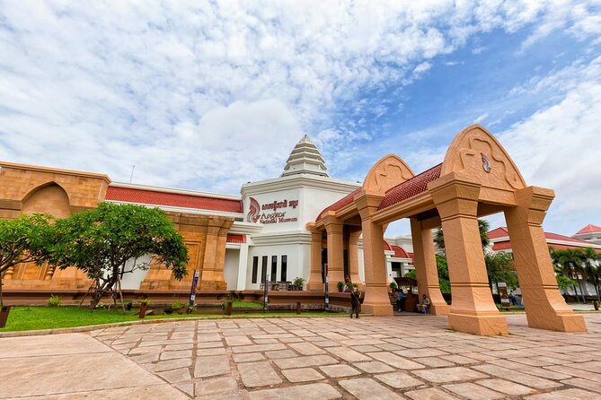Private Tour: HERO Rats & Angkor National Museum - Wat Thmei and Cambodia’s painful recent past