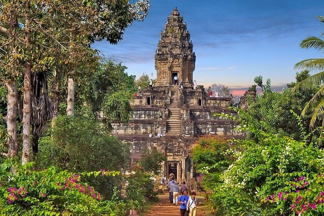 Private Tours Angkor Wat For 2 Days - Day one: detailed carving and ruined corridors