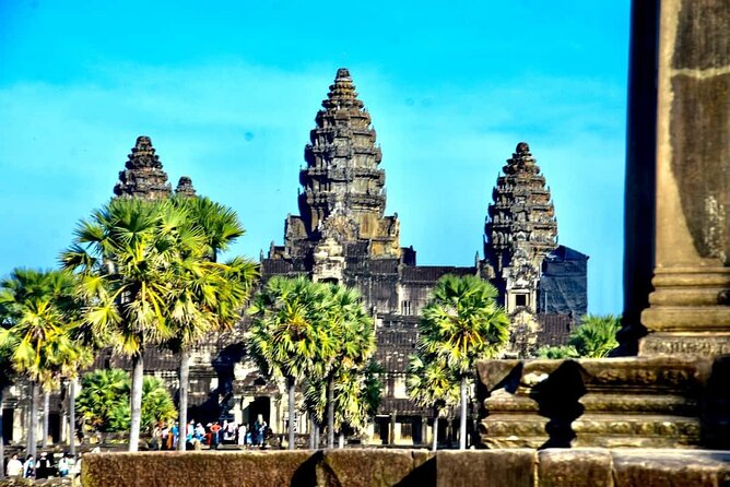 Private Tours Angkor Wat For 3 Days - Day 2: Pink sandstone, reservoirs, and a Phnom Bakheng sunset