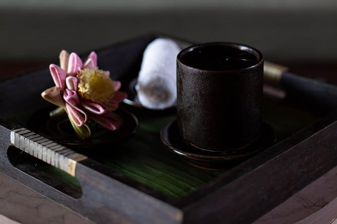 Relaxation Spa Package in Phnom Penh - The welcome: feet cleansing, cold towel, and tea
